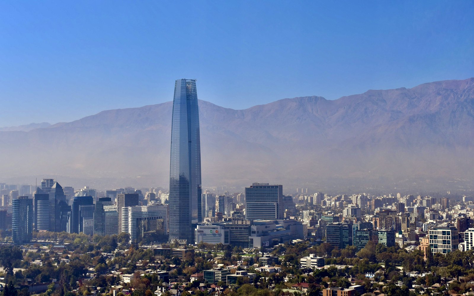 Skyline de Santiago de Chile con la cordillera de los Andes al fondo